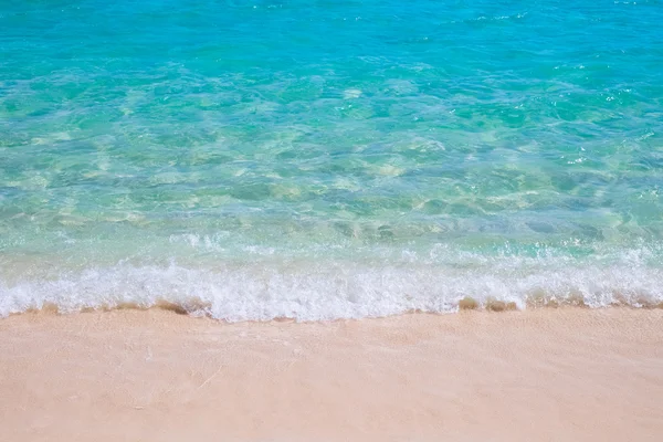 Zand strand en blauwe zee golven — Stockfoto