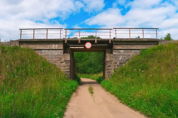 Puente ferroviario sobre carretera rural —  Fotos de Stock