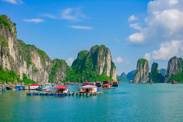 Pueblo pesquero flotante en la bahía de Halong, Vietnam — Foto de Stock