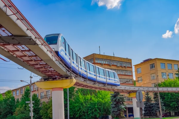 Paesaggio urbano di Mosca con treno monorotaia — Foto Stock