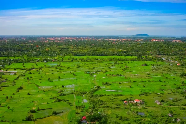 Vista aérea de la ciudad de Siem Reap y campos verdes, Camboya — Foto de Stock