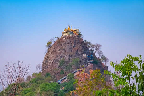 Mount Popa chrám na vrcholu útesu v Myanmaru — Stock fotografie