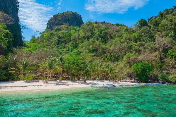 Malebný pohled na krásnou tropickou pláž s bílým pískem, Palawan, Filipíny — Stock fotografie