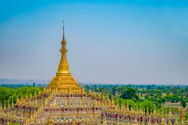 Schöne buddhistische Pagode in monywa — Stockfoto