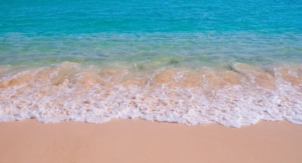 熱帯の砂浜で波 — ストック写真