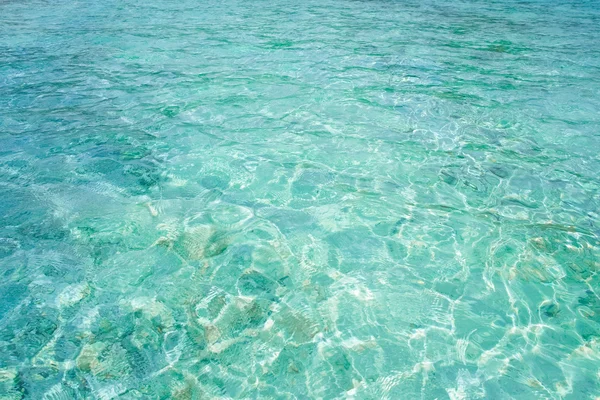 Água azul cristalina na lagoa tropical — Fotografia de Stock