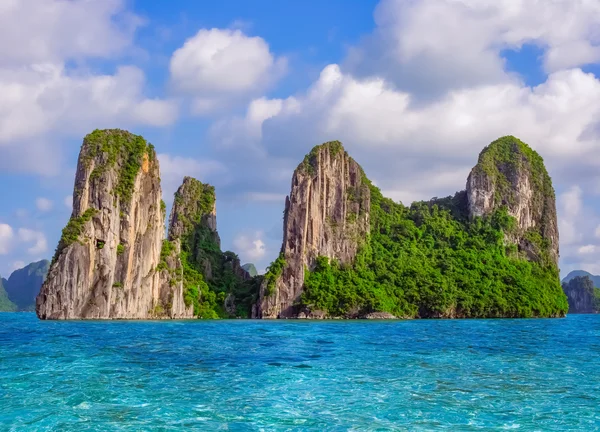 Naturlandschaft mit Meer und Felseninsel in der Halong-Bucht, Vietnam — Stockfoto