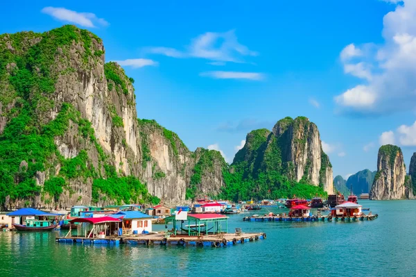 Plovoucí rybářské vesnice a rock ostrovy v Halong Bay, Vietnam — Stock fotografie