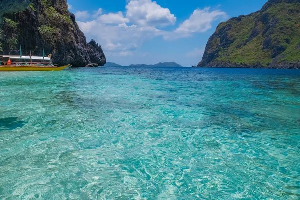 Vista panorâmica da baía do mar, lagoa azul e ilhas de montanha — Fotografia de Stock