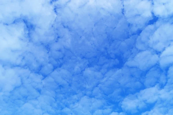 Nubes blancas sobre fondo azul del cielo — Foto de Stock