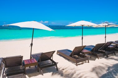 Beyaz kum plaj şemsiyeleri, Boracay Adası ile