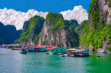 Kayan köyü yakınlarında kaya Adaları Halong Bay, Vietnam