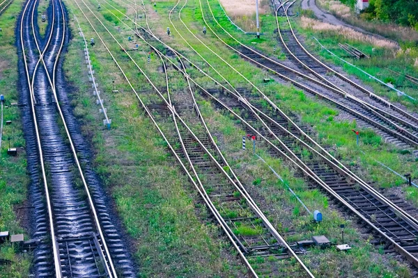 Caminhos-de-ferro na estação ferroviária — Fotografia de Stock