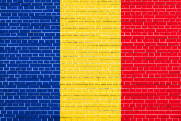 Флаг Румынии на фоне кирпичной стены

