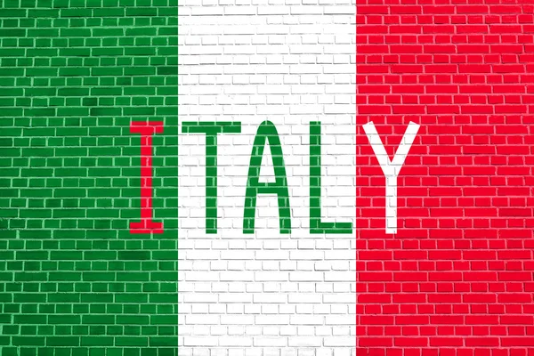 Ιταλική σημαία και λέξη Ιταλία στον τοίχο από τούβλα — Φωτογραφία Αρχείου