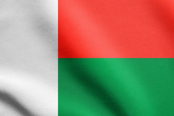 Flagge von Madagaskar weht mit Stoffstruktur — Stockfoto