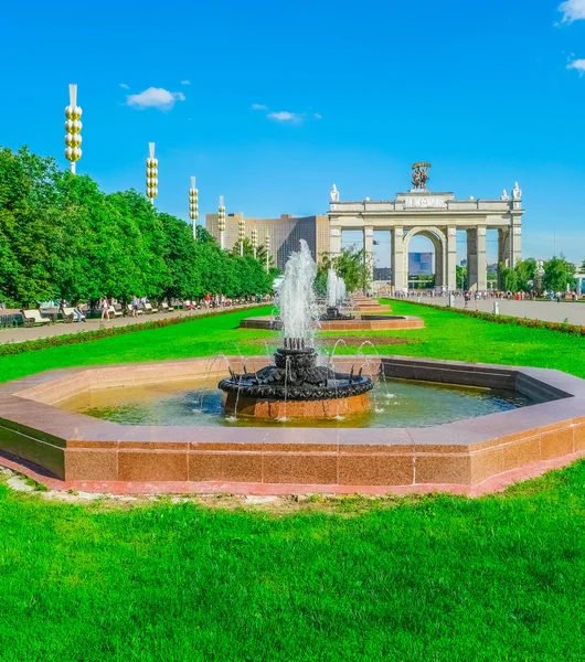 Fonteinen in stadspark — Stockfoto