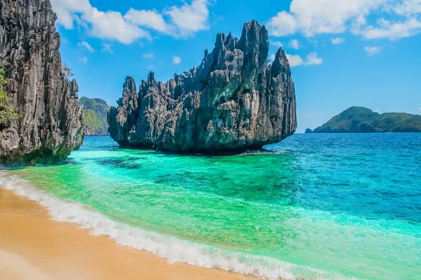 Plage tropicale et îles de montagne — Photo