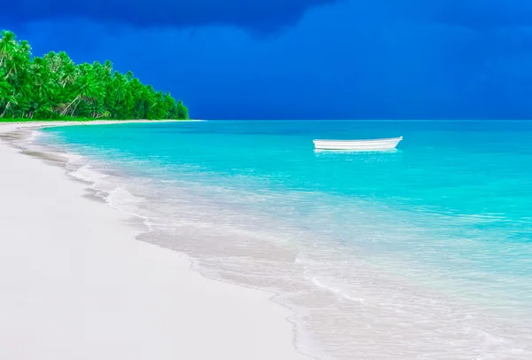 Verlaten tropisch strand en eenzame boot — Stockfoto