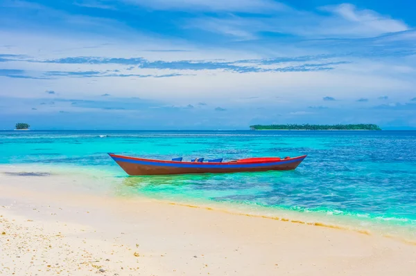 Tropische landschap met eilanden en eenzame boot — Stockfoto