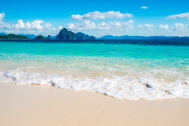 mavi deniz dalga beyaz kum plajı üzerinde