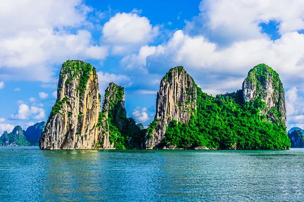 Mountain Islands in Halong Bay — Stock Photo, Image