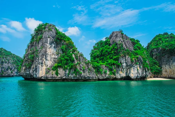 Île de montagne et plage solitaire dans la baie d'Halong — Photo