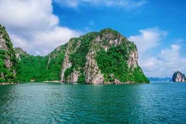 Halong Bay deniz ve dağ Adaları