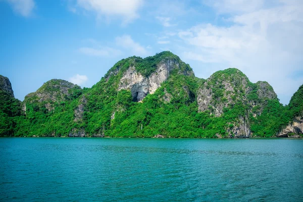 Horská ostrovy a moře v zátoce Halong — Stock fotografie