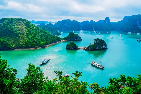 Vistas panorámicas de las islas en la bahía de Halong —  Fotos de Stock