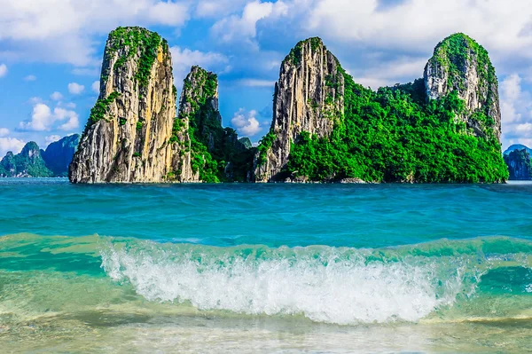 Pulau pegunungan di Teluk Halong — Stok Foto