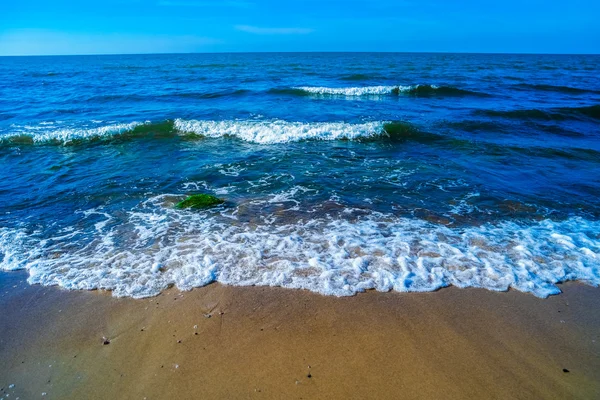 Mare blu con onde — Foto Stock