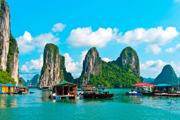 Floating village and rock islands — Stock Photo, Image