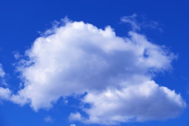 Mavi gökyüzü arkaplanındaki beyaz bulutlar