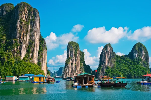 Pueblo pesquero flotante en la bahía de Halong —  Fotos de Stock