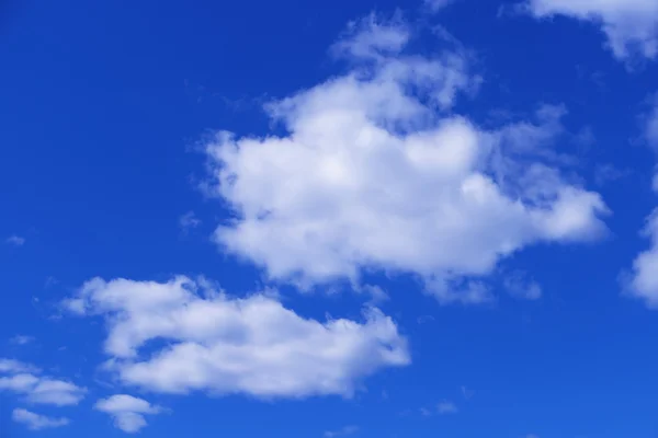 Białe chmury na błękitnym tle nieba — Zdjęcie stockowe