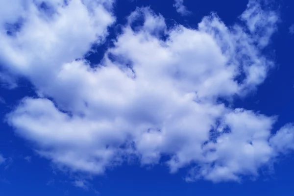 Bílé mraky na modré obloze pozadí — Stock fotografie