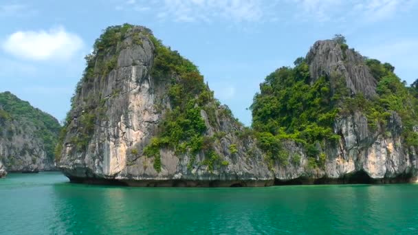 Îles de montagne dans la baie d'Halong — Video