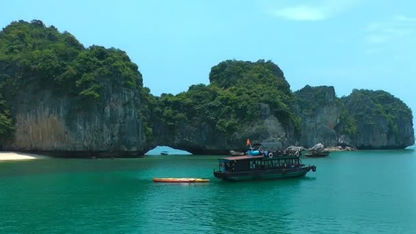 Inseln in der Halong Bucht — Stockvideo