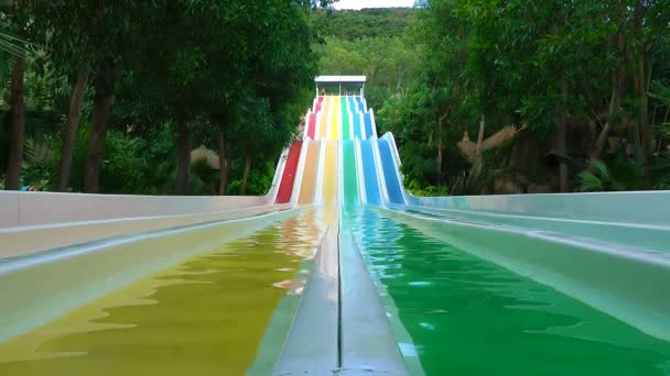 Bunte Wasserrutschen — Stockvideo