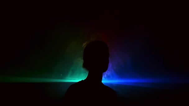 Proyektor. Gambar Young Girl On Light Background Of Different Colors Moving In The Dark. Asap Mengisi Segitiga Dengan Kepala Perempuan. — Stok Video