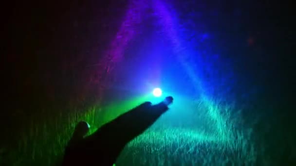 Niesamowity Trójkąt. Ręka porusza się na tle trójkąta z kolorowym świetle. Kawałki wody mucha na rękę. — Wideo stockowe