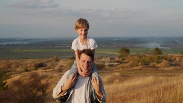 Daddys Carrying Little Son On His Shoulders. — Stock Video