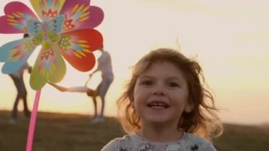 Doğada Aile Tatili. Genç Aile Eğleniyor.