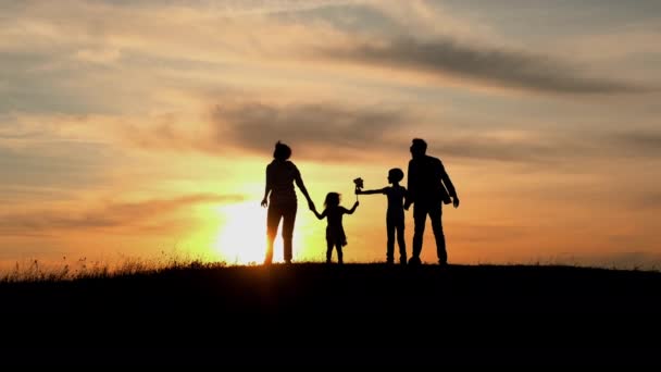 Familienurlaub in der Natur. Jung mutter, papa und ihre daughters und sohn treffen bei sunset. — Stockvideo