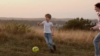 Doğada Aile Tatili. Anne ve Oğul top oynuyor.