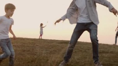 Doğada Aile Tatili. Genç Aile Eğleniyor.