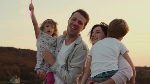 Vacaciones en familia en la naturaleza. Familia joven divirtiéndose. — Vídeo de stock