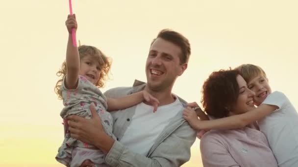 Férias em família na natureza. Família jovem se divertindo. — Vídeo de Stock