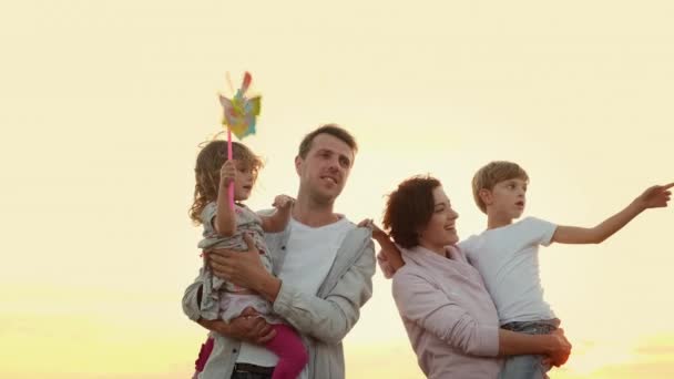 Familie vakantie in de natuur. Jonge familie Veel plezier. — Stockvideo